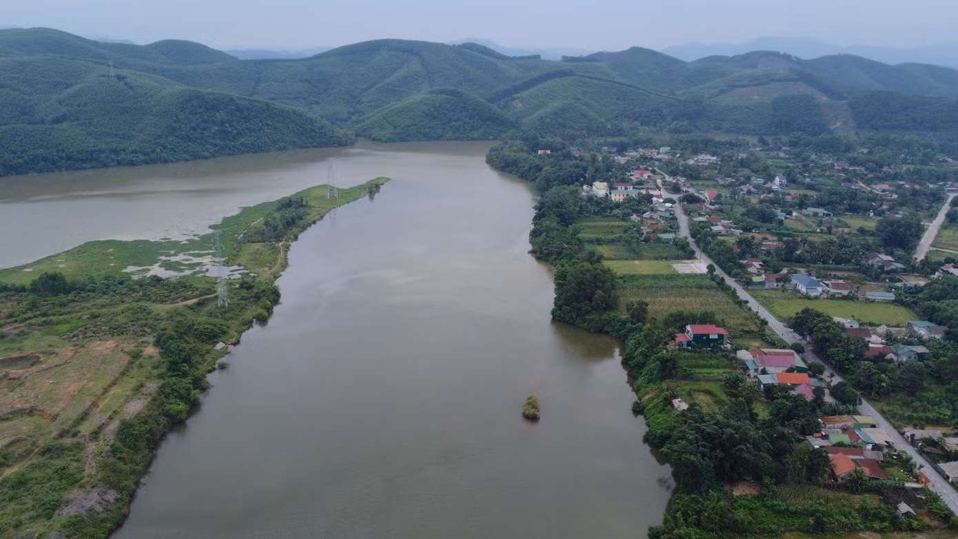 Dòng nước từ hồ Ngàn Trươi Cẩm Trang chảy xuống vùng hạ du để phục vụ tưới tiêu cho nông nghiệp.