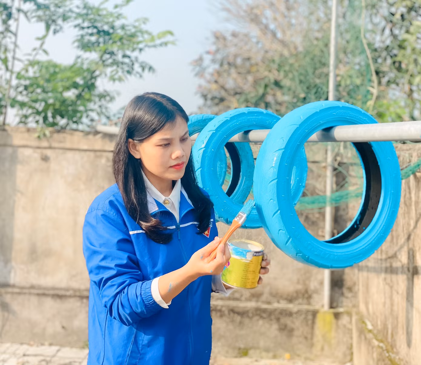 Những chiếc lốp xe bỏ đi được sơn lại để làm đồng hồ.