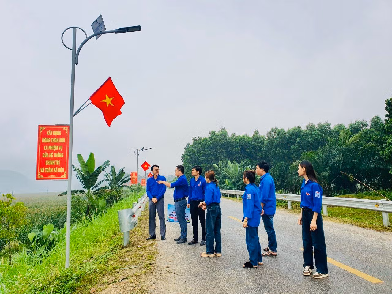 Những công trình đường điện thanh niên được thực hiện nhờ nguồn vốn xã hội hoá, kêu gọi sự đóng góp của những công dân xa quê.