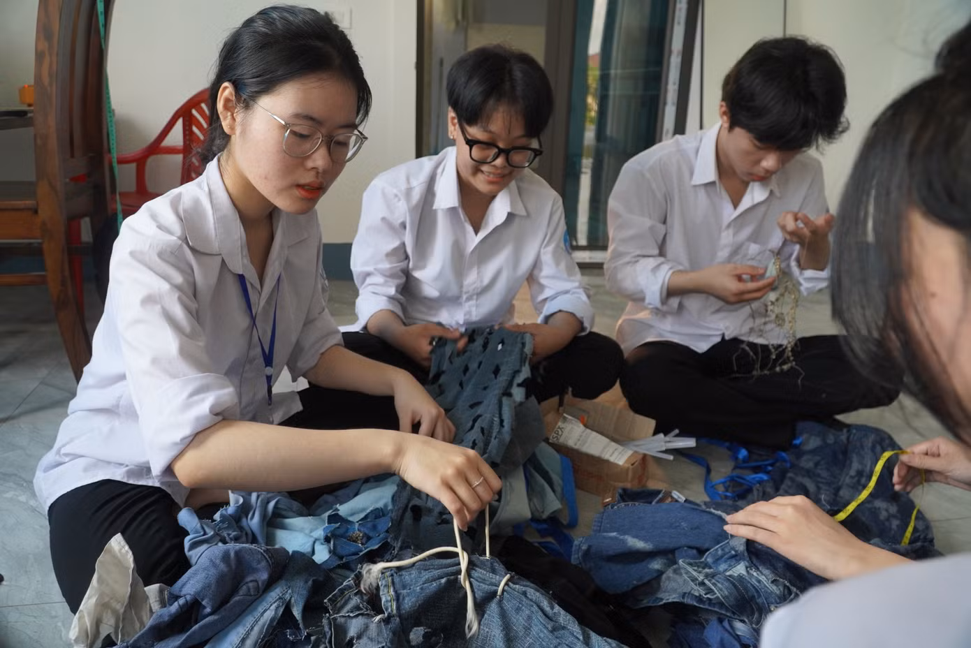 Theo em Nguyên, phải hơn 1 tuần nhóm mới hoàn thiện bộ sưu tập. Trong số 4 người, mỗi người một công việc cùng hỗ trợ may, cắt vải, thiết kế trang sức và làm mẫu.