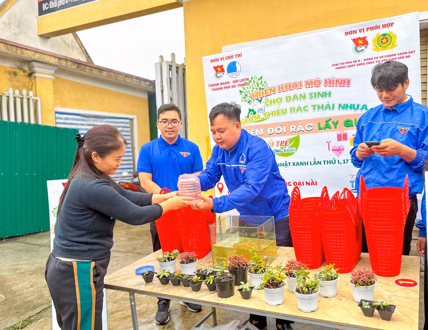 Từ những hành động nhỏ và cụ thể đã góp phần nâng cao nhận thức và ý thức của mọi người về bảo vệ môi trường, hạn chế tối đa việc sử dụng sản phẩm nhựa dùng 1 lần.