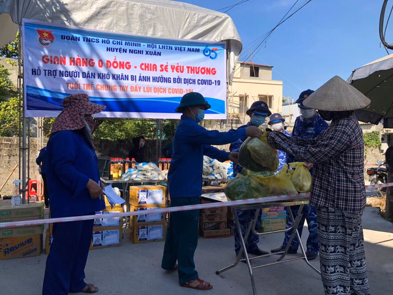 Cùng đồng hành, chia sẻ với bà con nhân dân có hoàn cảnh khó khăn do ảnh hưởng bởi dịch COVID-19, Huyện đoàn Nghi Xuân triển khai mô hình "Gian hàng 0 đồng - chia sẻ yêu thương" tại khu vực phong toả Thị trấn Xuân An.