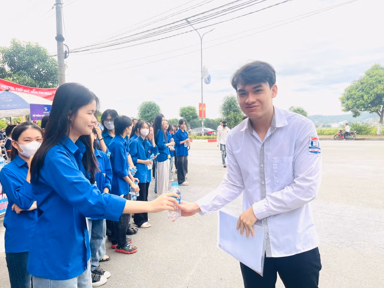 Tại các điểm thi lực lượng thanh niên có mặt để hỗ trợ nước uống cho các thí sinh.