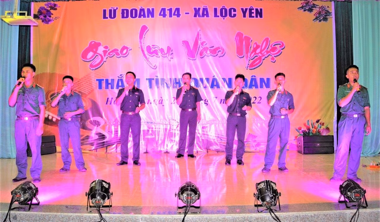Cùng với nhiệm vụ hành quân dã ngoại, những người lính đã phối hợp với đoàn thanh niên địa phương tổ trao đổi nghiệp vụ, kinh nghiệm công tác Đoàn; giao lưu văn hóa, văn nghệ; tổ chức bóng đá, bóng chuyền nhằm tạo không khí vui tươi trong nhân dân.