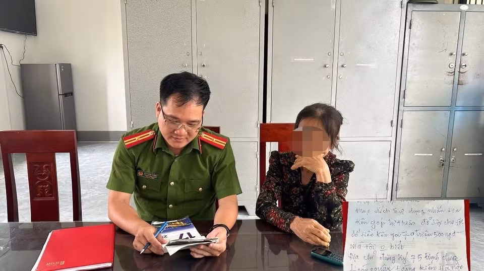 Bà T. đến gặp Công an xã Mỹ Long và được giải thích về cuộc gọi giả danh lừa đảo.