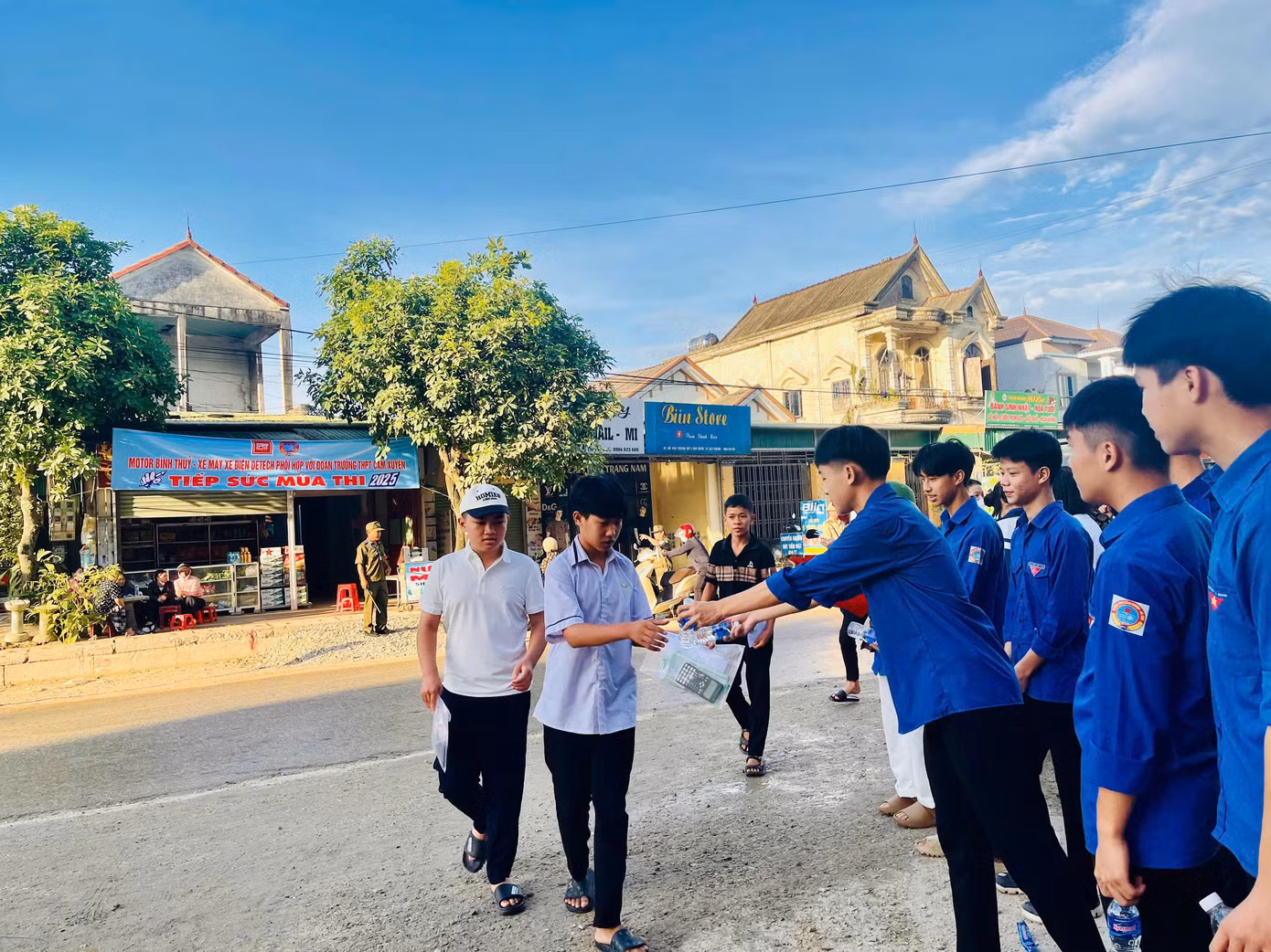 Tại huyện Cẩm Xuyên, đồng hành cùng hơn 1900 sĩ tử trong Kỳ thi Lớp 10 THPT, trong sáng nay, các đội hình tình nguyện của tuổi trẻ huyện nhà đã thực hiện hiệu quả phương châm "Một đội hình, nhiều nhiệm vụ".