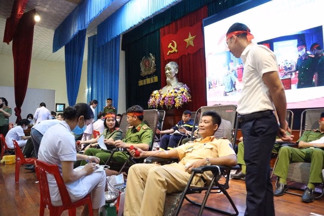 Với phương châm “Một giọt máu cho đi - Một cuộc đời ở lại”, Công an Hà Tĩnh đã trực tiếp hiến máu góp phần bổ sung vào kho lưu trữ máu đang cạn kiệt, đáp ứng nhu cầu cứu chữa bệnh nhân tại các bệnh viện trên địa bàn tỉnh.