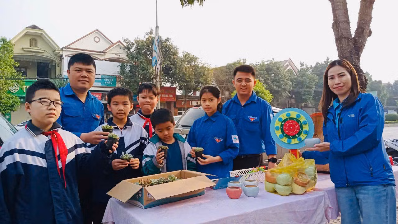 Tuổi trẻ thị xã Kỳ Anh tổ chức chương trình đổi rác lấy cây xanh, đồ dùng học tập, tuyên truyền sử dụng túi nilong và tặng túi giấy cho các hộ kinh doanh.