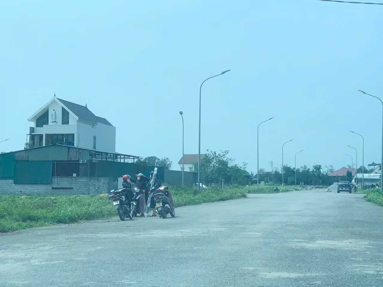 Nhiều người được môi giới dẫn đi xem đất tại khu quy hoạch đất nền trung tâm thị trấn Lộc Hà. Nhiều người được môi giới dẫn đi xem đất tại khu quy hoạch đất nền trung tâm thị trấn Lộc Hà.