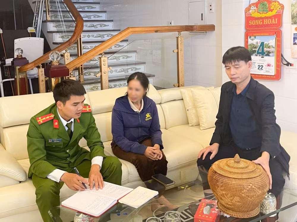 Cán bộ công an kịp thời có mặt ngăn chặn vụ lừa đảo 50 triệu đồng qua mạng.