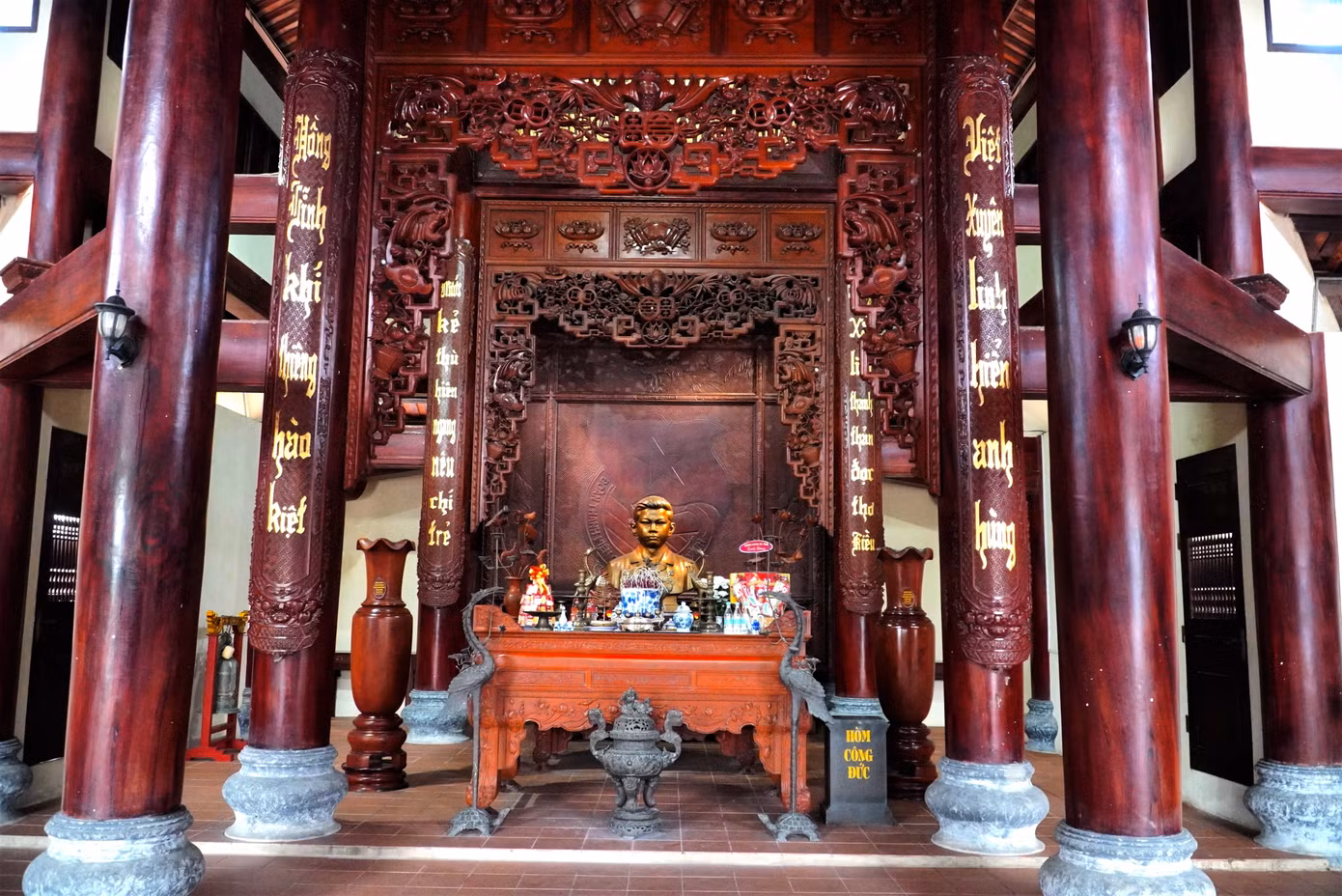 “Để giáo dục truyền thống yêu nước cho thế hệ trẻ, trong thời gian vừa qua, Ban quản lý Khu tưởng niệm anh Lý Tự Trọng đã đẩy mạnh công tác tuyên truyền về cuộc đời, tấm gương của người đoàn viên thanh niên cộng sản đầu tiên. Trong đó đặc biệt hướng đến ứng dụng chuyển đổi số, hệ thống tuyên truyền trực quan thông qua mạng xã hội hay không gian thực tế ảo, video…, nhằm lan toả hơn nữa về tấm gương của anh Lý Tự Trọng đến các thanh thiếu nhi trong và ngoài nước. Khi về đây, những bạn trẻ ngoài dâng hương tưởng niệm thì cũng tìm hiểu nghiên cứu về cuộc đời và sự nghiệp của anh Lý Tự Trọng. Đó cũng là động lực thôi thúc những đoàn viên thanh niên tiếp tục phấn đấu cống hiến để xây dựng quê hương đất nước vững mạnh”, ông Đặng Quốc Vũ - Phụ trách Ban quản lý Khu tưởng niệm anh Lý Tự Trọng cho biết.