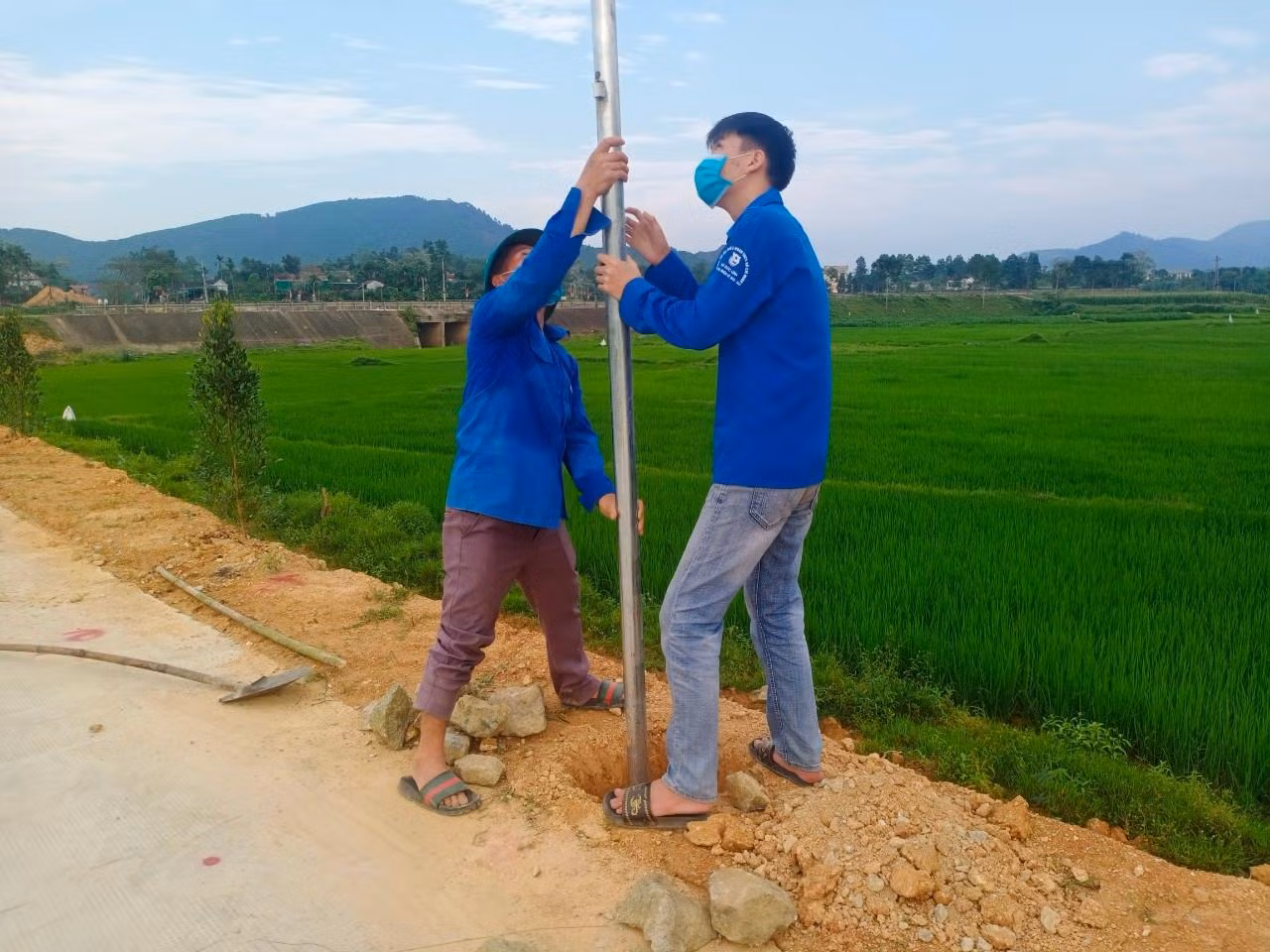 Công trình này có nguồn vốn gần 30 triệu đồng. Lực lượng đoàn viên hỗ trợ tham gia lắp đặt đường điện.