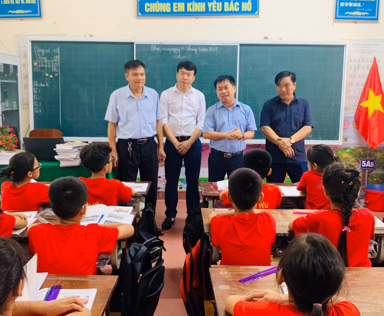 Lực lượng y tế kiểm tra, giám sát dịch đau mắt đỏ tại Trường Tiểu học thị trấn Hương Khê. (Ảnh: Sở Y tế Hà Tĩnh)