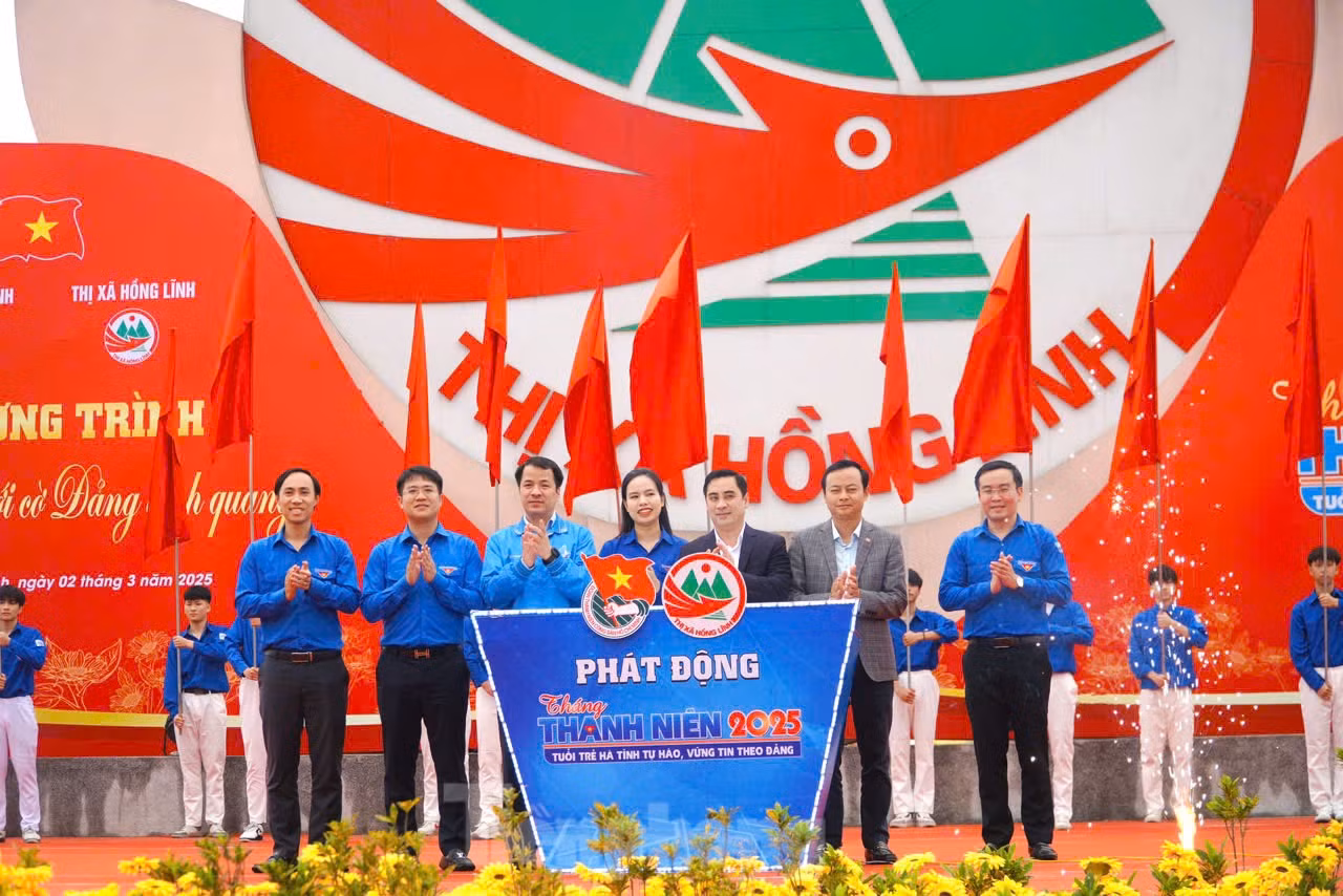 Khởi động Tháng Thanh niên, tuổi trẻ Hà Tĩnh “Vững bước dưới cờ Đảng vinh quang”.