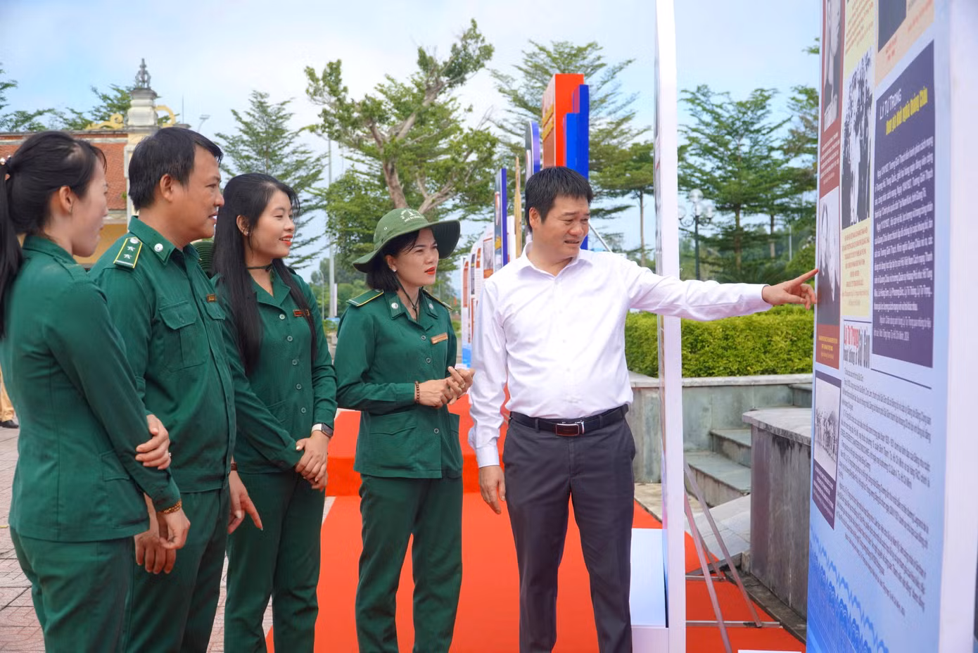 Ông Trần Văn Sang - Phó Giám đốc Trung tâm Văn hóa điện ảnh tỉnh Hà Tĩnh cho biết, với gần 200 hình ảnh, tư liệu, hiện vật có giá trị lịch sử, trong đó có nhiều hình ảnh và tài liệu hiện vật mới được sưu tầm, phát hiện, lần đầu tiên được trưng bày, triển lãm góp phần làm sáng tỏ thân thế, sự nghiệp, tinh thần cách mạng của anh Lý Tự Trọng.