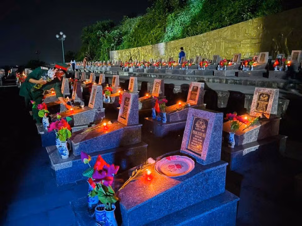 Nhân kỷ niệm 50 năm Ngày giải phóng miền Nam, thống nhất đất nước (30/4/1975 – 30/4/2025), Huyện Đoàn Cẩm Xuyên đã tổ chức chương trình thắp nến tri ân tại nghĩa trang liệt sỹ huyện.