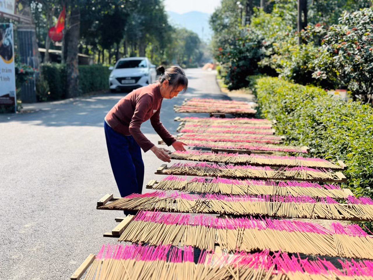 Người dân làm trầm hương tận dụng đường làng để phơi khô.
