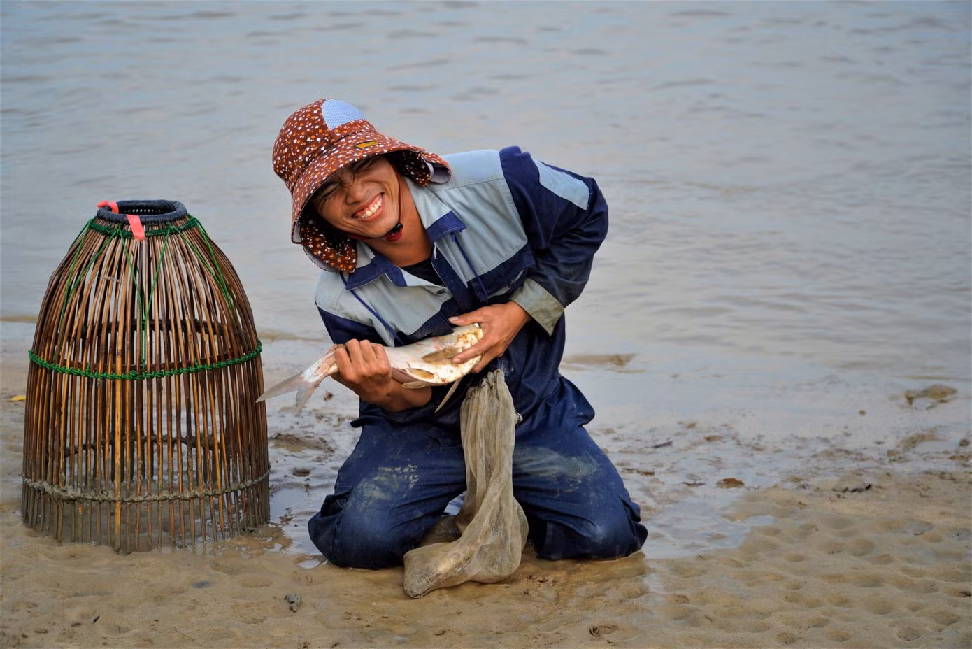 Anh Nguyễn Hoàng (37 tuổi, trú ở xã Đồng Môn) vừa xuống hồ 30 phút may mắn bắt được 2 con cá mè và cá leo, con lớn nặng 3kg. Ngoài thoả mãn được niềm vui, anh Hoàng còn thu về "chiến lợi phẩm".