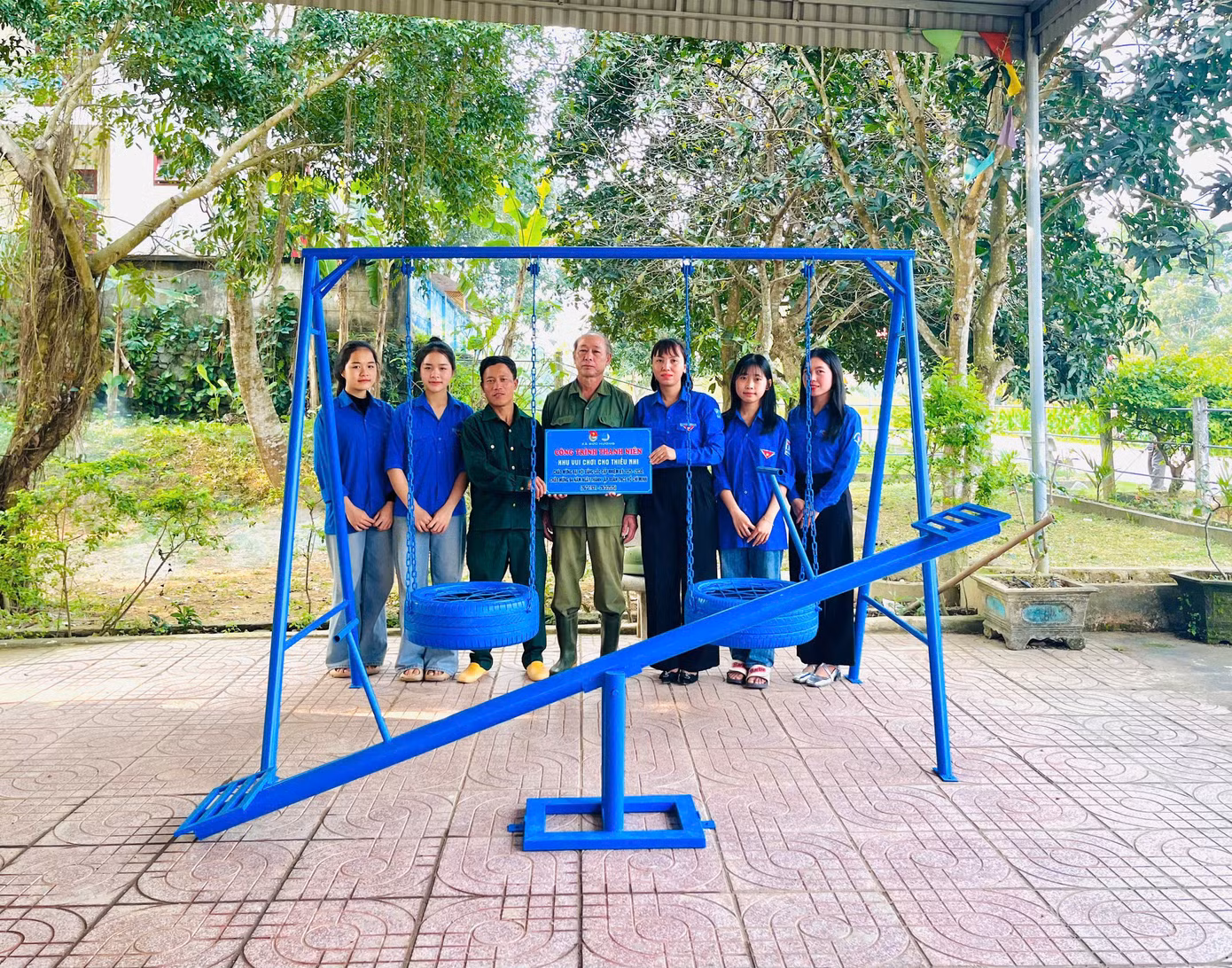 Tại huyện Vũ Quang, các cơ sở Đoàn tổ chức các hoạt động hưởng ứng chung tay xây dựng nông thôn mới, ngày Chủ nhật xanh. Cùng với đó, ra mắt 2 mô hình kinh tế thanh niên, 11 khu vui chơi, hỗ trợ tháo gỡ nhà tạm, vệ sinh đường làng ngõ xóm,...