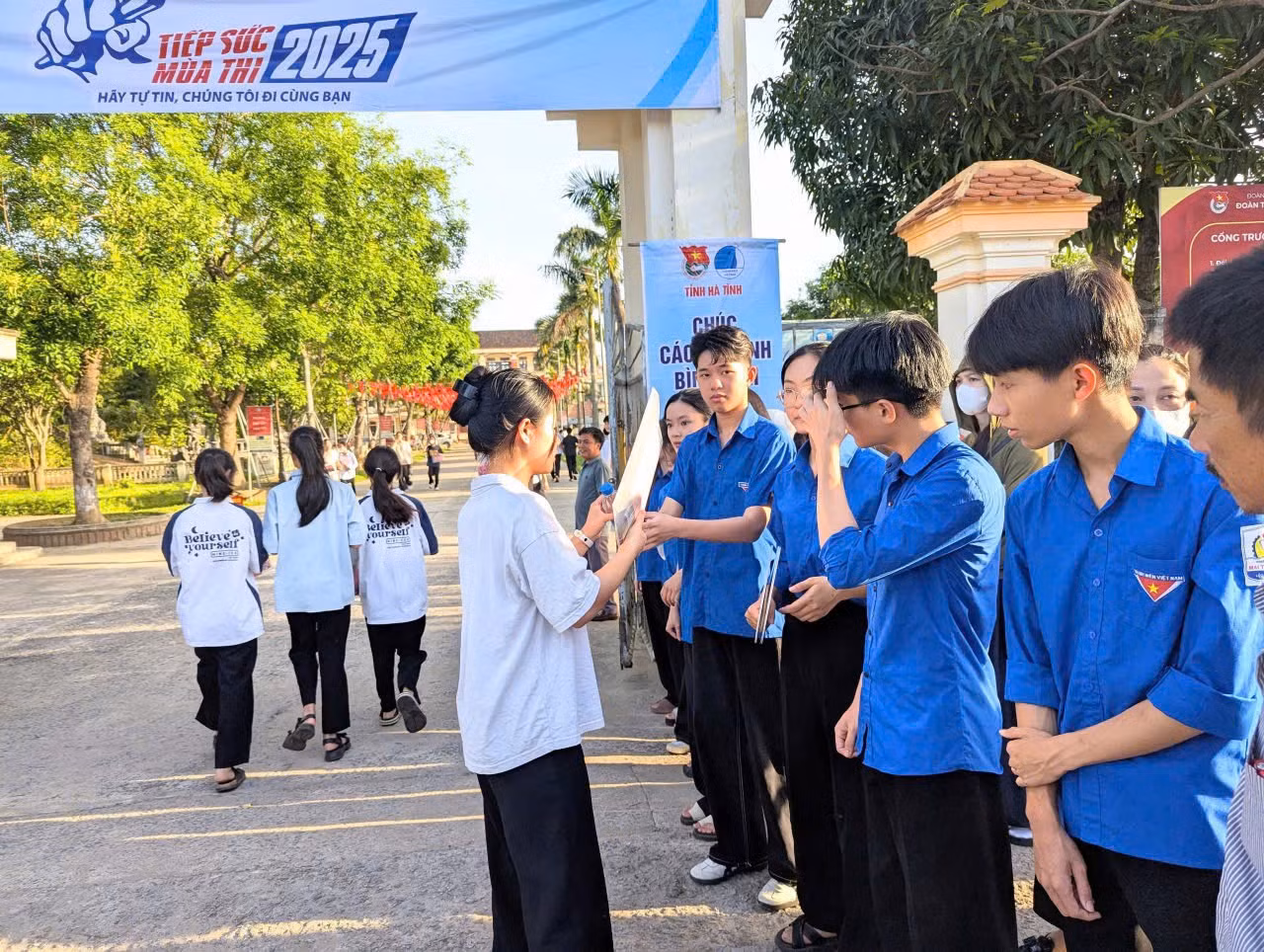Với phương châm thiết thực - hiệu quả - an toàn, các đội hình tình nguyện đã tổ chức nhiều hoạt động ý nghĩa như: Hỗ trợ sắp xếp bàn ghế, vệ sinh khu vực thi, trông giữ xe và đồ dùng miễn phí, phát nước uống, quạt mát, hỗ trợ tra cứu thông tin, hướng dẫn thí sinh vào phòng thi, in treo băng rôn, khẩu hiệu động viên tinh thần các em.