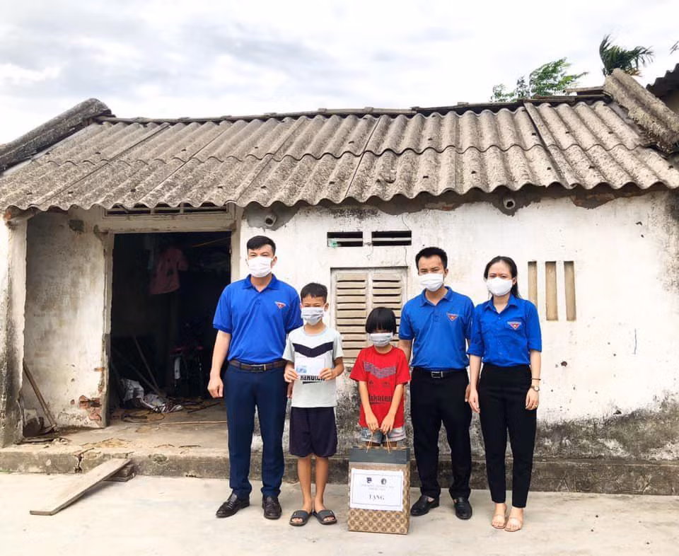 Trước bối cảnh sẽ học trực tuyến do dịch COVID-19, các đơn vị đoàn trong toàn tỉnh Hà Tĩnh đã hỗ trợ các em có hoàn cảnh gia đình khó khăn những chiếc điện thoại, bàn học, cặp sách, xe đạp… nhằm động viên tinh thần cho các em khi bước vào năm học mới.