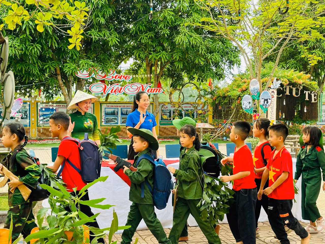 Các Liên đội trên địa bàn huyện Thạch Hà cũng đã tổ chức các hoạt động hưởng ứng như: tọa đàm, sân khấu hóa, hội thi vẽ tranh, đồng diễn... Các hoạt động giáo dục diễn ra sôi nổi và có tính lan tỏa, giúp đội viên, thanh thiếu nhi hiểu rõ hơn về lịch sử vẻ vang của đất nước.