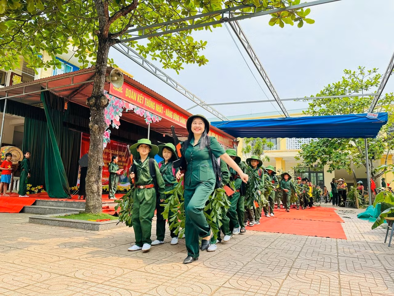 Các Liên đội trên địa bàn huyện Thạch Hà cũng đã tổ chức các hoạt động hưởng ứng như: tọa đàm, sân khấu hóa, hội thi vẽ tranh, đồng diễn... Các hoạt động giáo dục diễn ra sôi nổi và có tính lan tỏa, giúp đội viên, thanh thiếu nhi hiểu rõ hơn về lịch sử vẻ vang của đất nước.