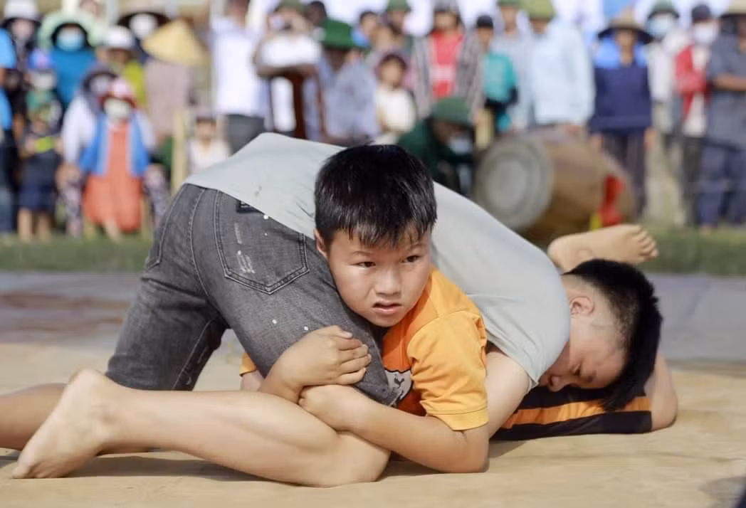 Đô vật nhí lên sới.