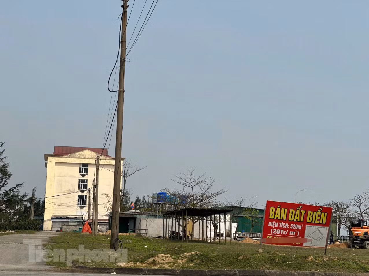 Những biển rao bán đất, giá mỗi mét vuông 20 triệu đồng tại khu vực biển thị trấn Lộc Hà. Những biển rao bán đất, giá mỗi mét vuông 20 triệu đồng tại khu vực biển thị trấn Lộc Hà.