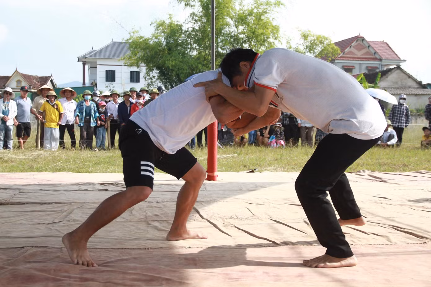 Ông Lê Sỹ Thái - Phó Chủ tịch UBND xã Thuần Thiện cho biết, hội vật của làng Thuần Thiện có từ thời Mai Thúc Loan, thế kỷ thứ 8. Địa phương duy trì lễ hội truyền thống này vào các ngày lễ lớn như Tết Nguyên đán, Quốc khánh 2/9. Lễ hội vật giúp trai làng rèn luyện sức khỏe, sự khéo léo đồng thời tăng cường mối quan hệ đoàn kết giữa các thôn, là nét văn hoá độc đáo của địa phương.
