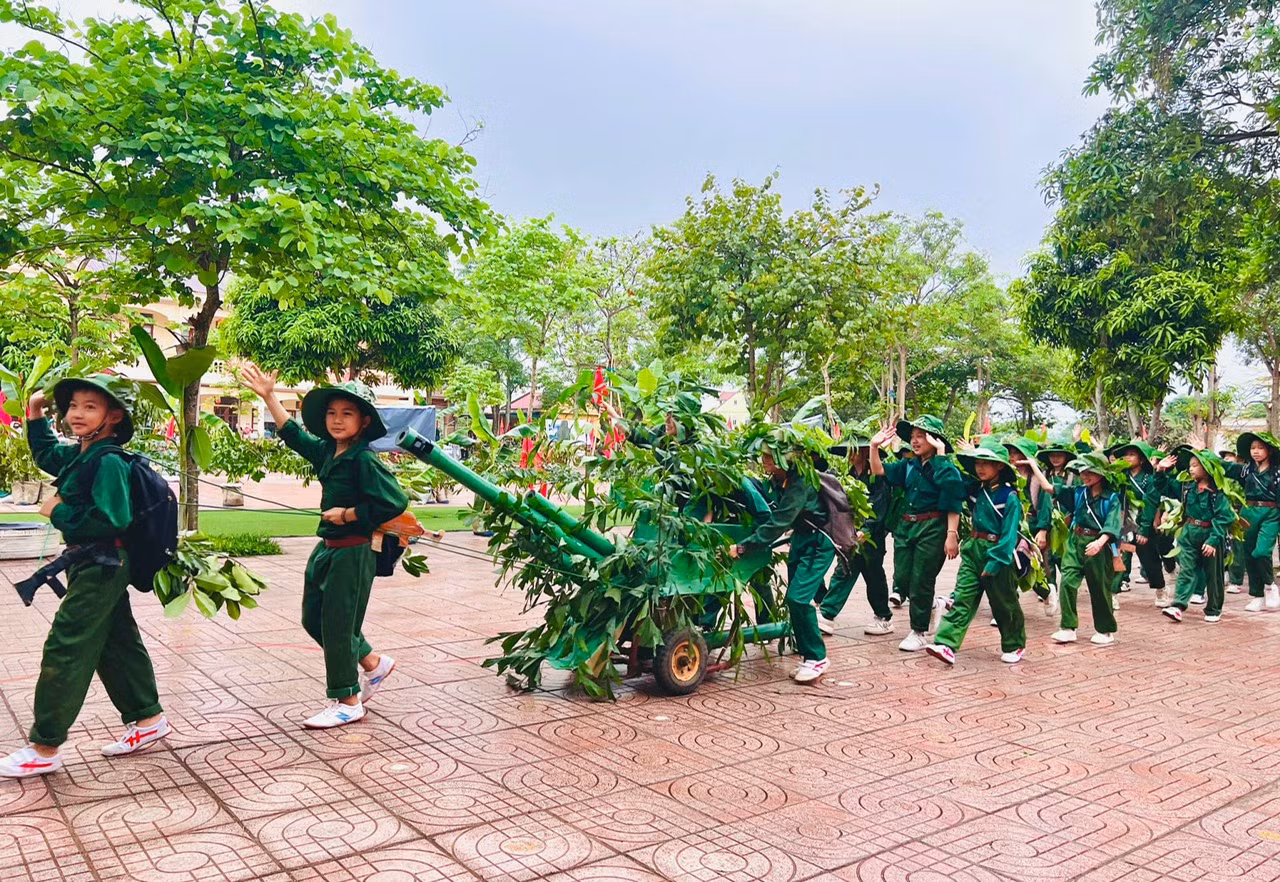 Tại chương trình có gần 1.500 học sinh và đội viên thiếu nhi huyện Nghi Xuân đã được tham gia trò chơi dân gian, văn nghệ với các ca khúc cách mạng; đặc biệt là hoạt cảnh sử dụng xe thồ, thùng đạn, súng, lương thực... bằng các vật liệu tái chế.