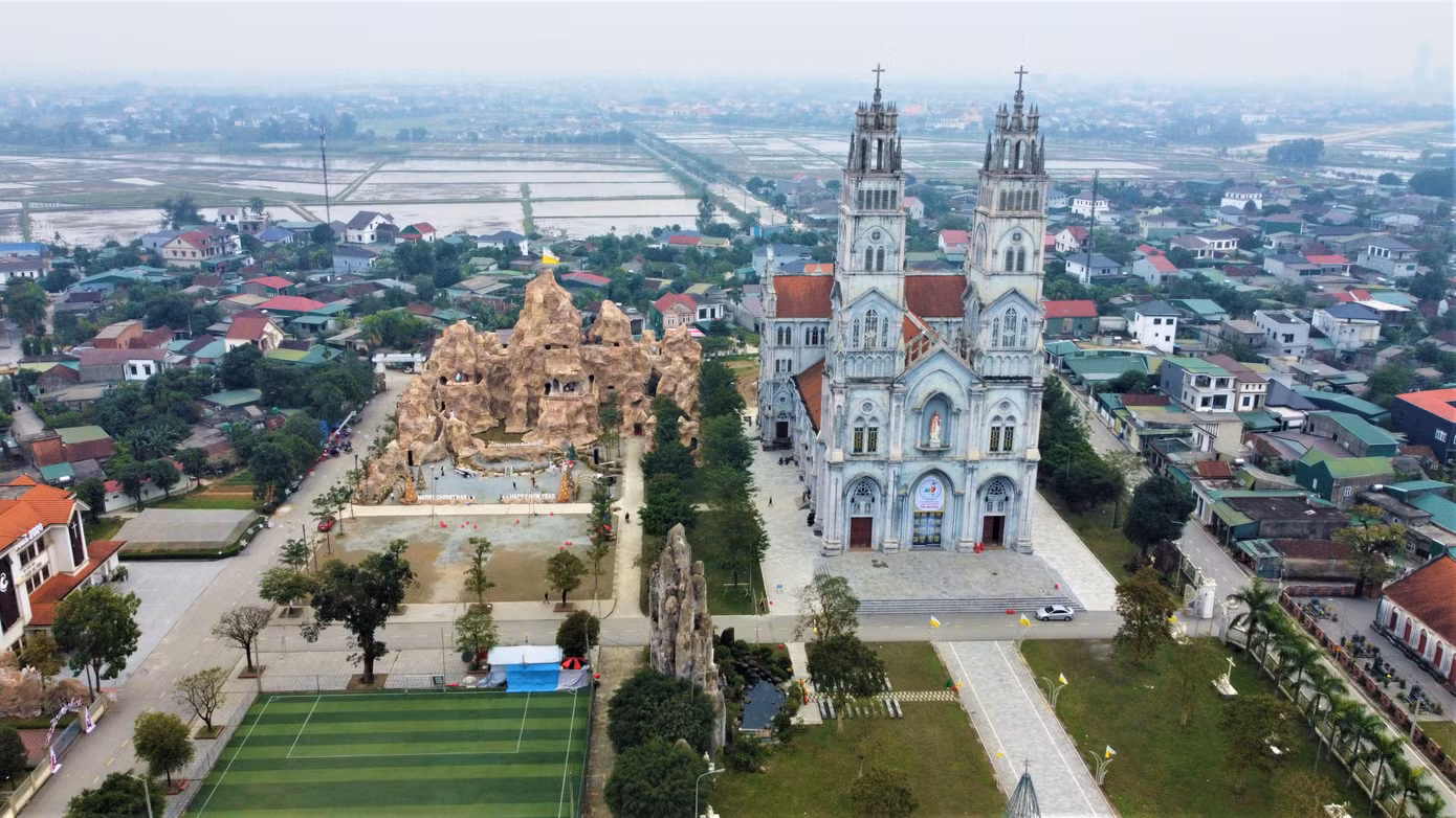 Nhiều năm qua, Giáo xứ Chính tòa Văn Hạnh luôn thiết kế, tạo nên những hang đá “khủng” nhất Hà Tĩnh. Đây cũng là điểm đến của nhiều người trong mùa Giáng sinh.