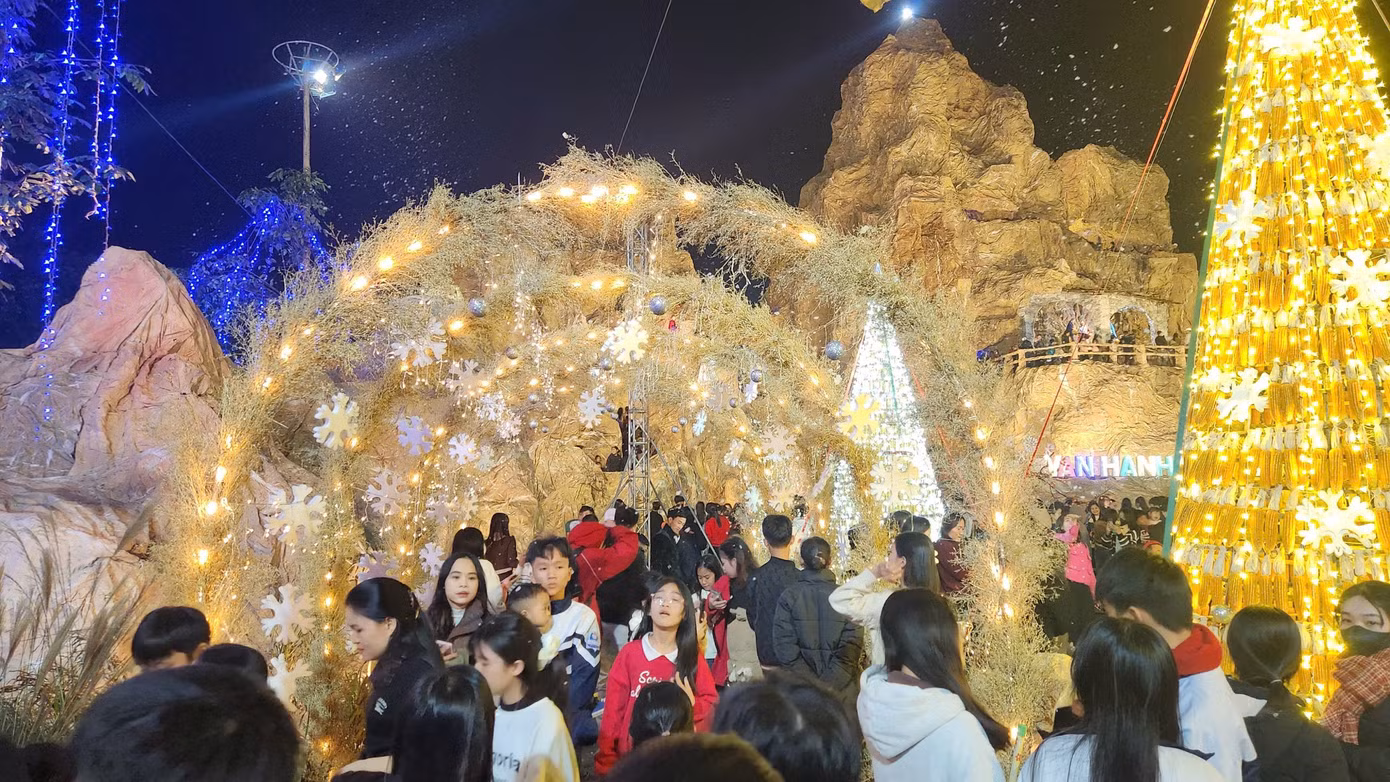 Những ngày qua, người dân khắp nơi đổ về xã Thạch Trung (thành phố Hà Tĩnh) cùng chiêm ngưỡng hang đá Bê-lem 'khủng' nhất Hà Tĩnh được làm từ 5.000 cây tre.
