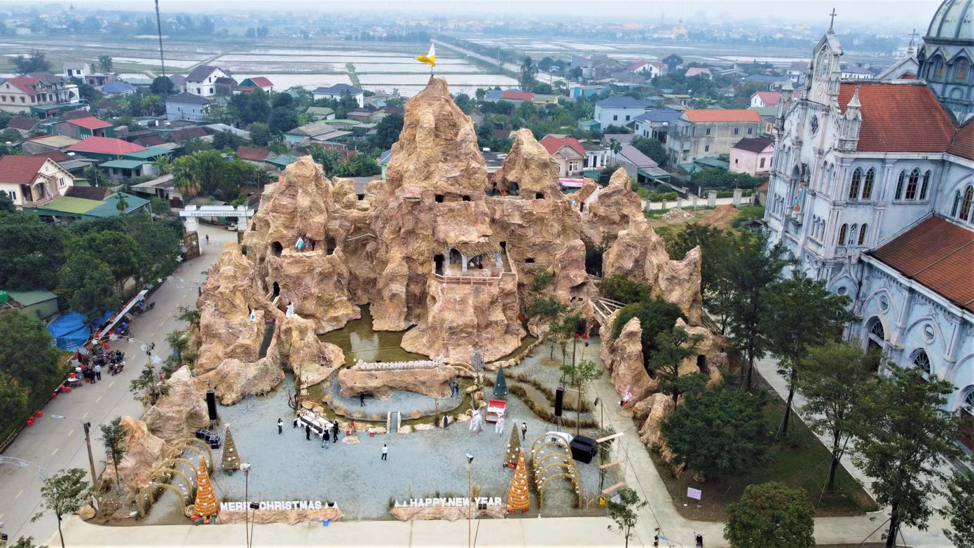 Được biết, để hoàn thiện hang đá này, bà con xóm đạo ở Giáo xứ Chính tòa Văn Hạnh đã thực hiện trong khoảng thời gian 2 tháng.
