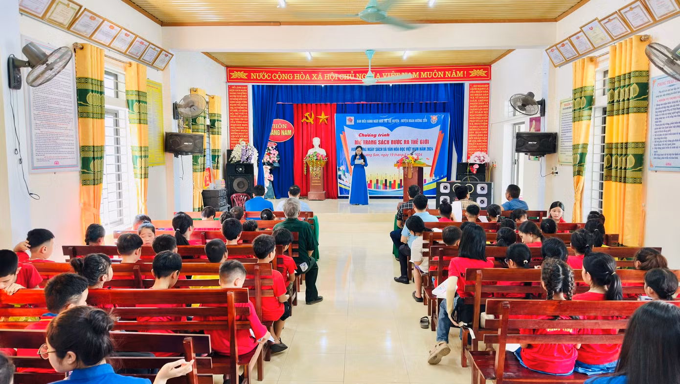 Hưởng ứng ngày sách và văn hóa đọc Việt Nam năm 2024, Huyện Đoàn Hương Sơn (Hà Tĩnh) vừa phối hợp Ban điều hành Ngôi nhà trí tuệ huyện tổ chức Ngày hội “Mở trang sách bước ra thế giới”. Ảnh: HN
