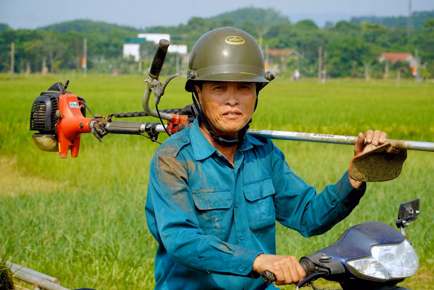 Nhiệt độ tăng cao, nông dân Hà Tĩnh vật vã lao động giữa thời tiết như thiêu đốt.