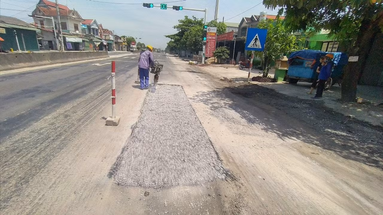 Lực lượng công nhân cào gọt, vệ sinh vệt hằn lún tại khu vực Cầu Bến Thủy 2 và đường gom cầu vượt 8B.
