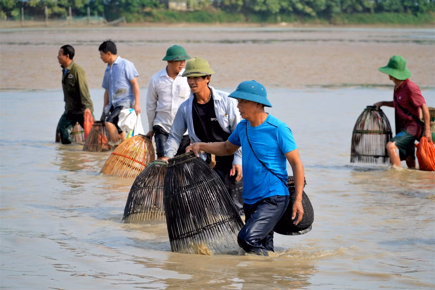 Anh Cương cho biết, 4 năm trước anh thuê hồ này thả các loại như cá chép, cá leo, cá mè. Vì đề phòng mưa lũ, thời gian này, chính quyền cho tháo nước nên anh đã mở bán vé với giá 80 ngàn đồng/người cho mọi người xuống bắt cá với tinh thần vui là chính.