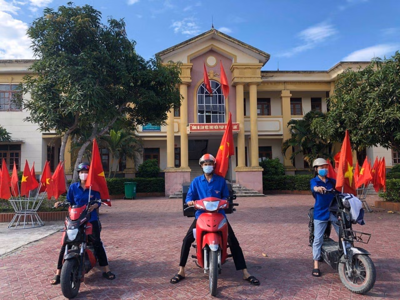 Đoàn thanh niên đến tại các thôn, xóm để phát loa tuyên truyền chống dịch.