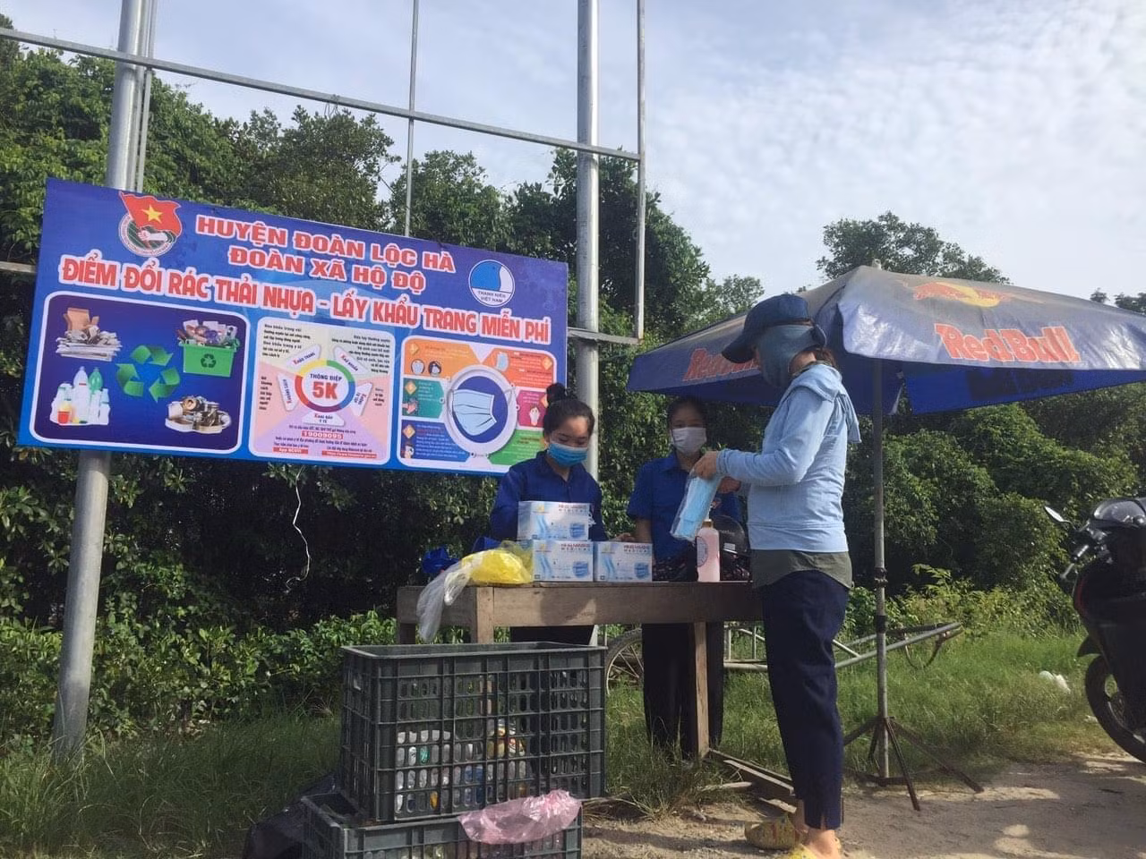 Mô hình "Đổi rác thải nhựa lấy khẩu trang miễn phí" của đoàn thanh niên xã Hộ Độ.