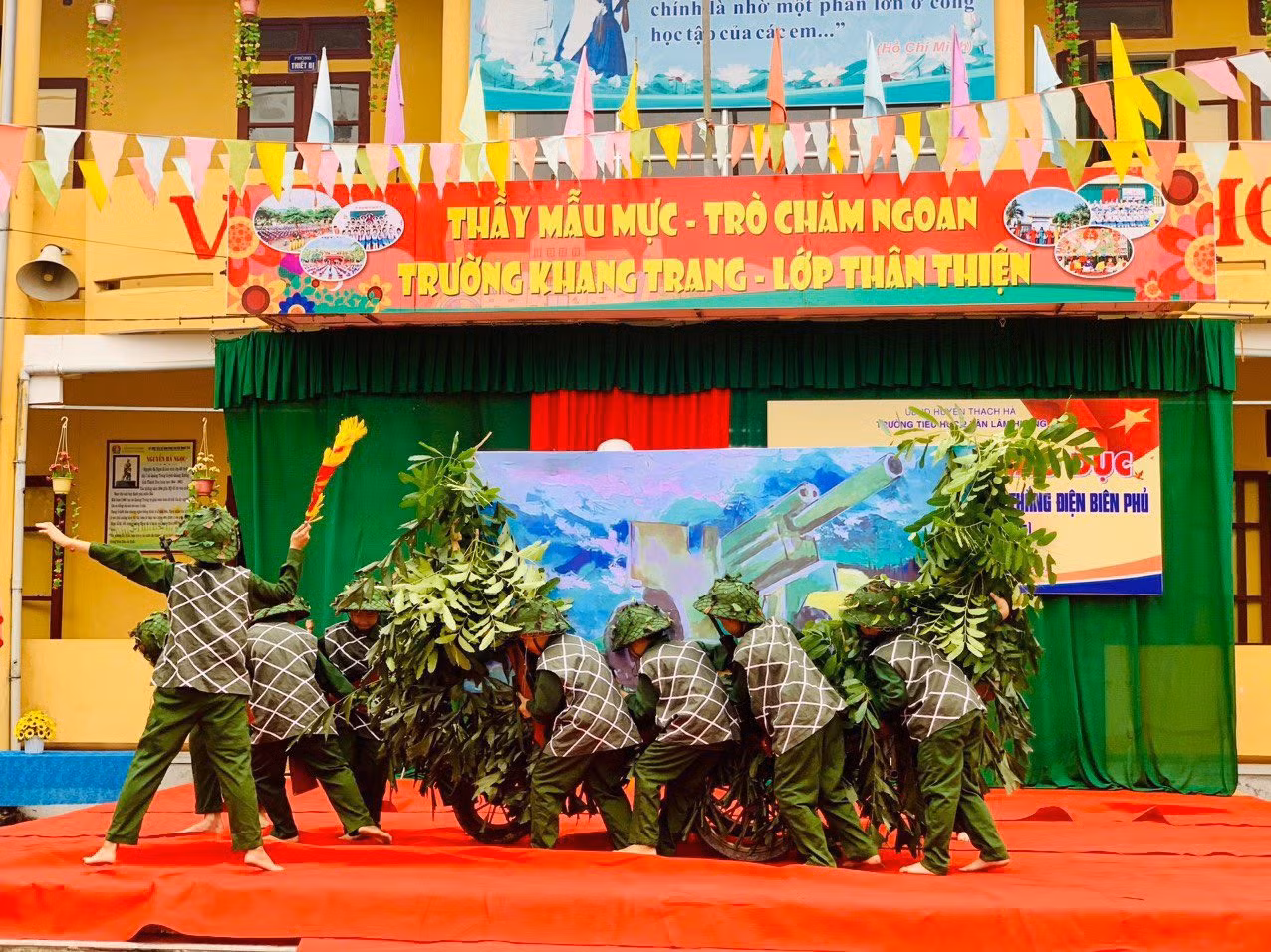 Trong ngày 6/5, Huyện Đoàn, Hội đồng Đội huyện Thạch Hà phối hợp trường Tiểu học Thạch Đài tổ chức hoạt động "Vang mãi chiến thắng Điện Biên" chào mừng Kỷ niệm 70 năm Chiến thắng Điện Biên Phủ (7/5/1954-7/5/2024) và 70 năm Ngày ký Hiệp định Giơ-ne-vơ (21/7/1954 - 21/7/2024).