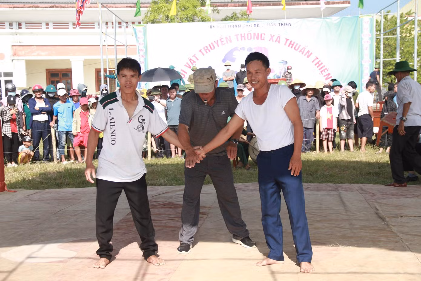 Sau 3 năm bị gián đoạn do ảnh hưởng của dịch COVID-19, lễ hội năm nay thu hút nhiều khán giả đến theo dõi.