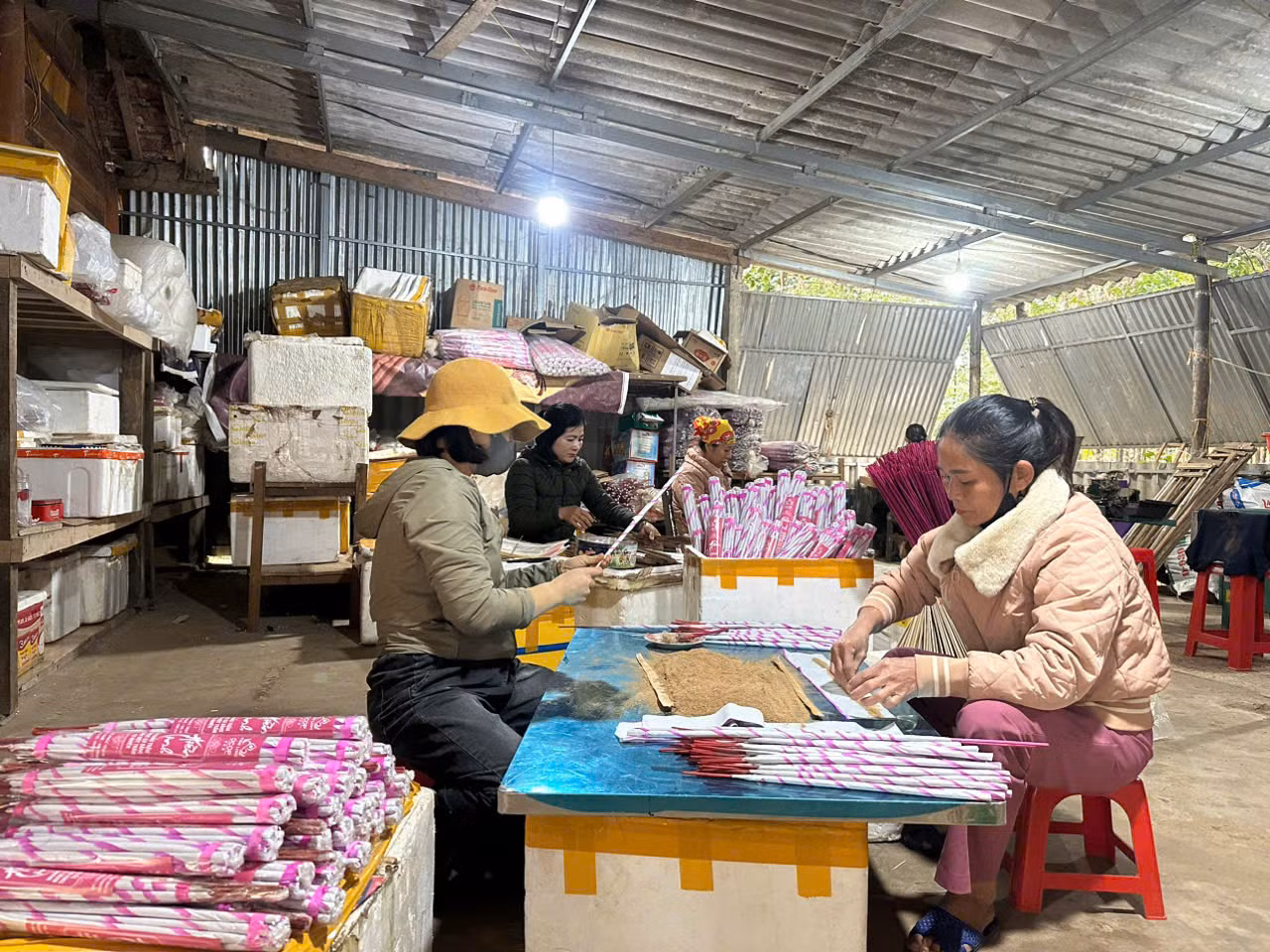 Tất bật đóng gói hàng hoá phục vụ thị trường dịp Tết.