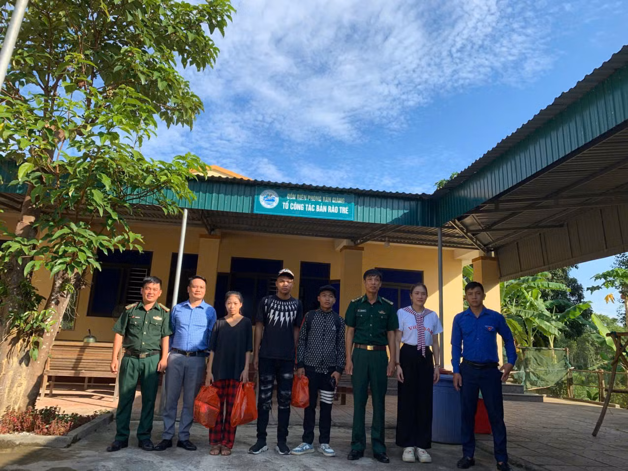 3 học sinh người Chứt được đưa đón đến điểm thi. 3 học sinh người Chứt được đưa đón đến điểm thi.