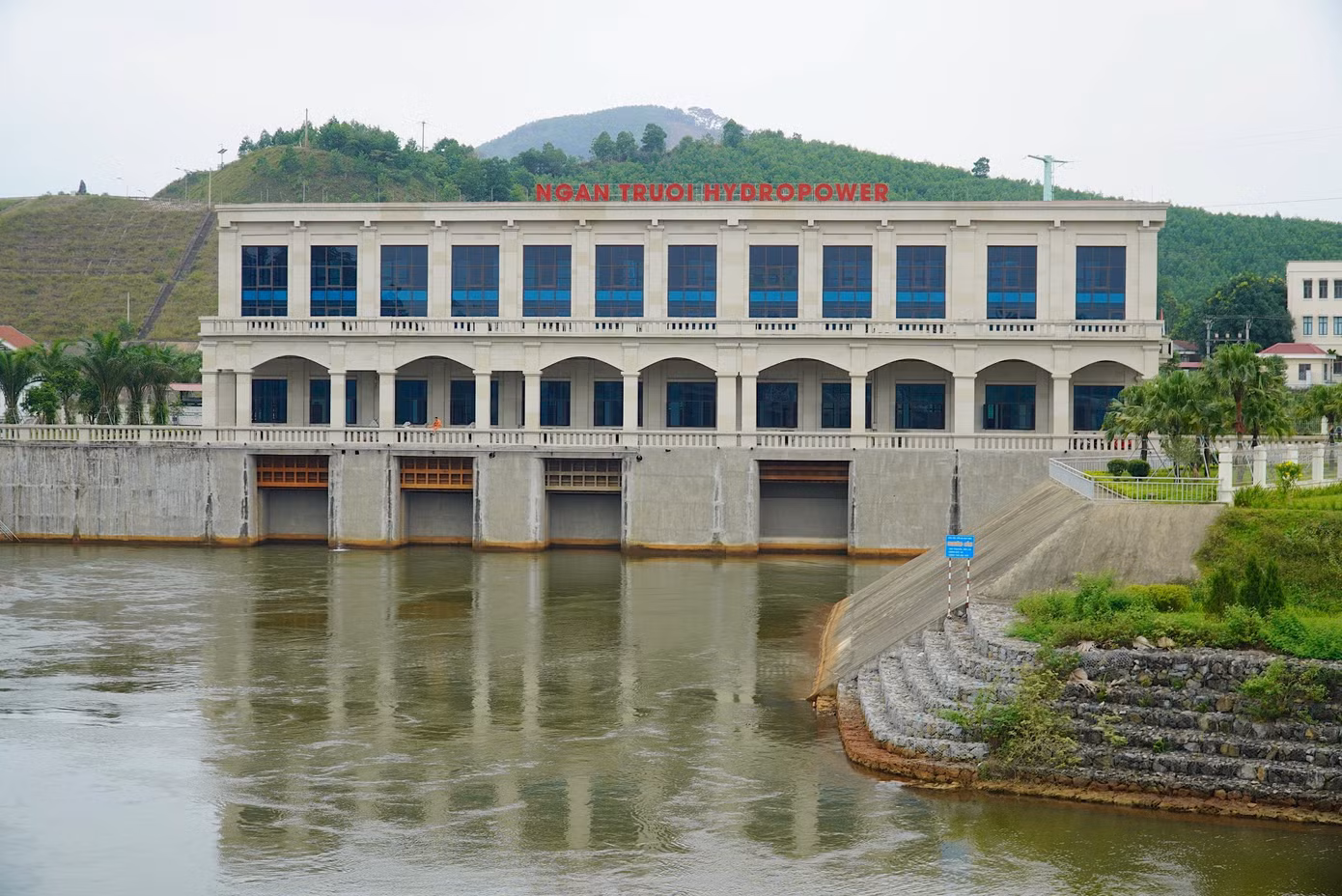 Đập chính của hồ Ngàn Trươi giúp tích nước, điều tiết lũ với dung tích phòng lũ 157 triệu m3. Dưới chân đập của hồ này là công trình kết hợp phát điện gần 20 MW.