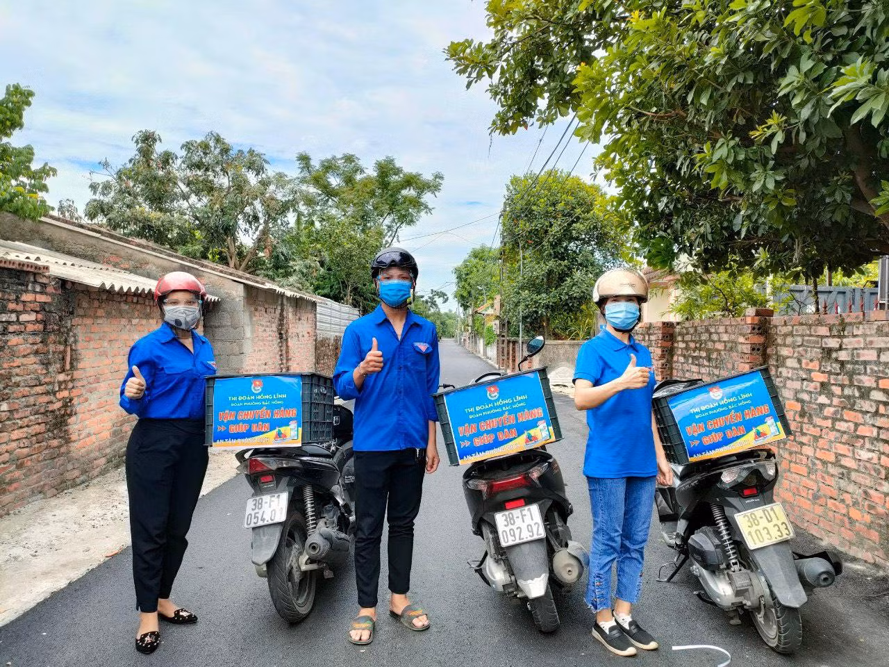 Nhu yếu phẩm và các mặt hàng thiết yếu được tình nguyện viên vận chuyển đến cổng Khu cách ly, các gia đình trong vùng cách ly một cách an toàn, nhanh chóng, thuận lợi và đảm bảo biện pháp phòng dịch.