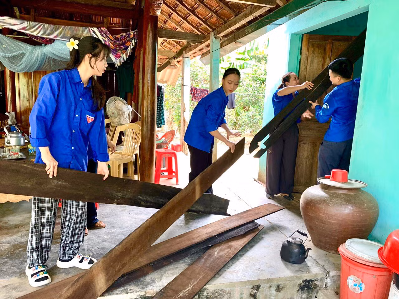 Những đoàn viên thanh niên hỗ trợ dọn dẹp, chỉnh sửa lại nhà cho hộ gia đình chính sách.
