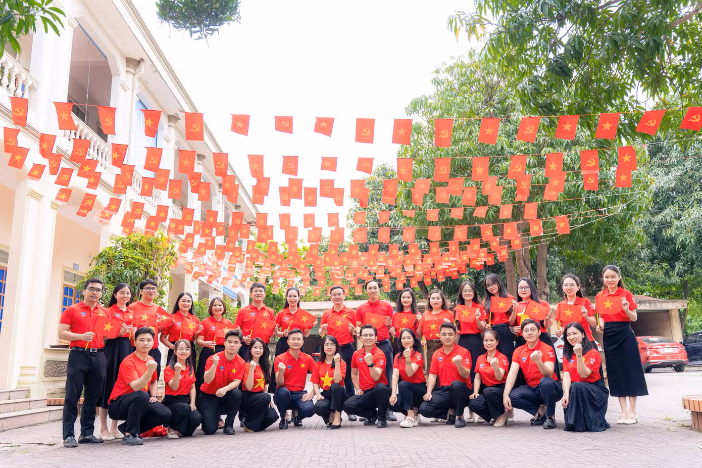 Hướng tới kỷ niệm 50 năm Ngày Giải phóng miền Nam, thống nhất đất nước (30/4/1975 – 30/4/2025), cơ quan Tỉnh Đoàn Hà Tĩnh đã đồng loạt triển khai các hoạt động trang trí, tuyên truyền rực rỡ, mang đậm màu sắc truyền thống, khơi dậy niềm tự hào dân tộc.
