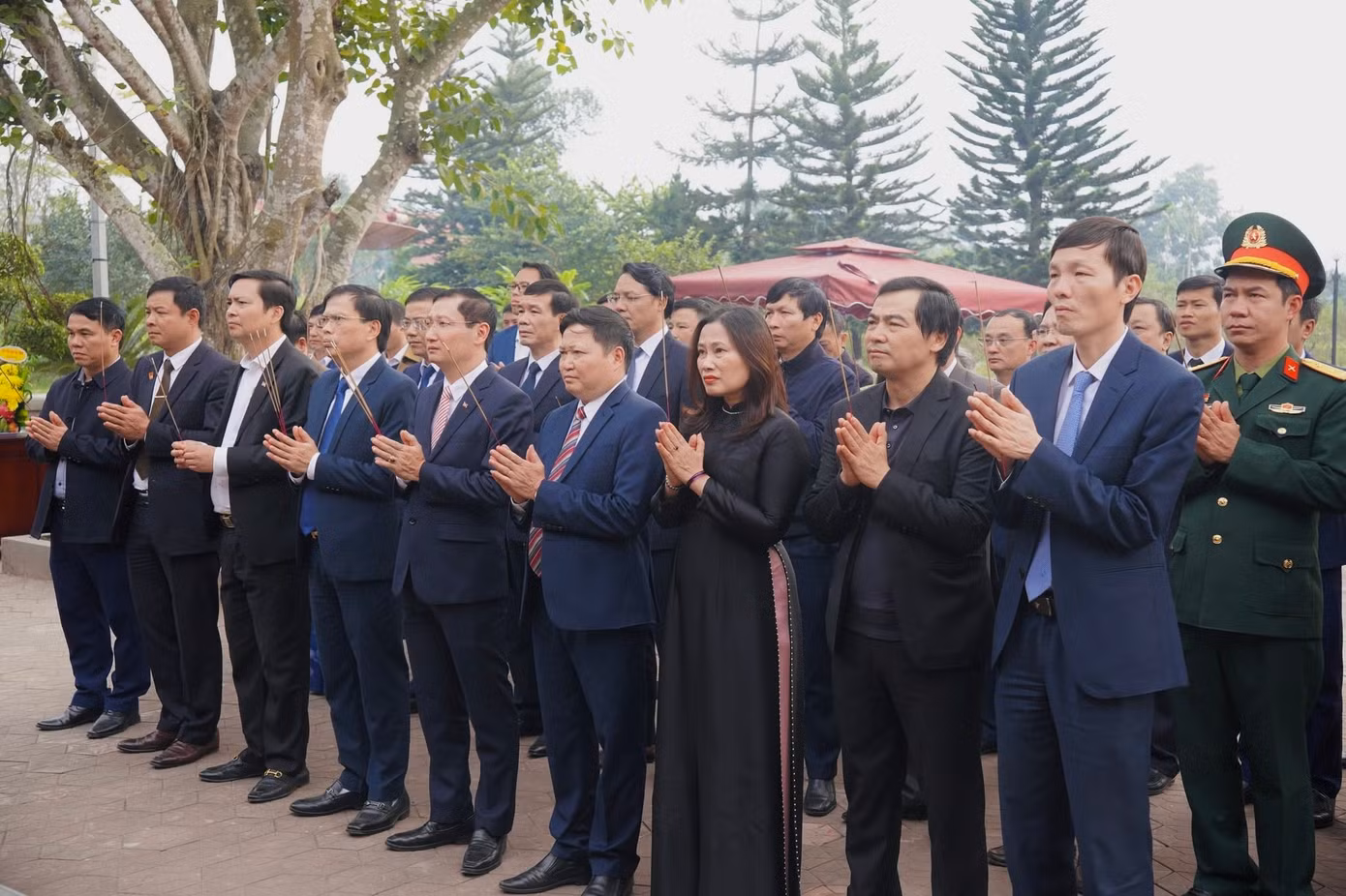 Lãnh đạo huyện Hương Sơn dâng hương tưởng niệm Đại danh y Hải Thượng Lãn Ông Lê Hữu Trác.