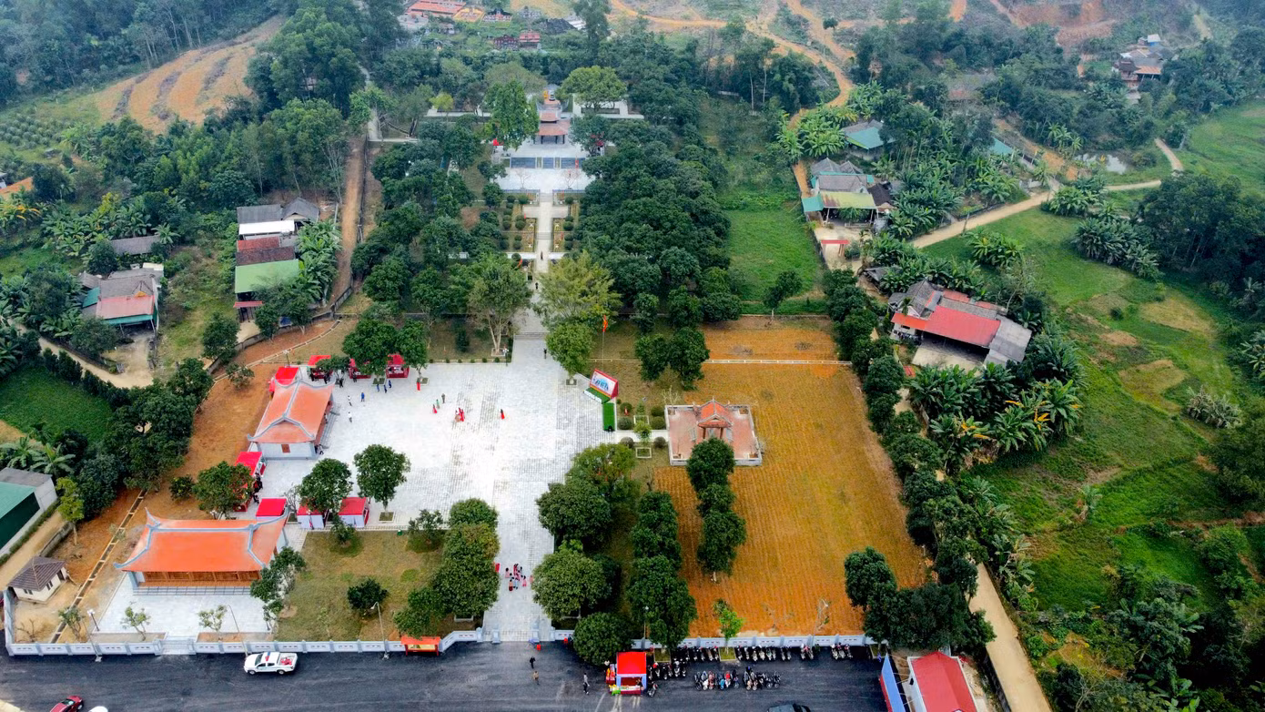 Ông Trần Bình Thân - Chủ tịch UBND huyện Hương Sơn - cho biết trong những ngày qua, tại di tích Quốc gia đặc biệt mộ và khu lưu niệm Hải Thượng Lãn Ông đón khoảng 15.000 người đến thắp hương tri ân. Trong dịp này, UBND huyện Hương Sơn cũng phối hợp với Bảo tàng tỉnh Hà Tĩnh tổ chức trưng bày chuyên đề Đại danh y Hải Thượng Lãn Ông - cuộc đời và sự nghiệp.